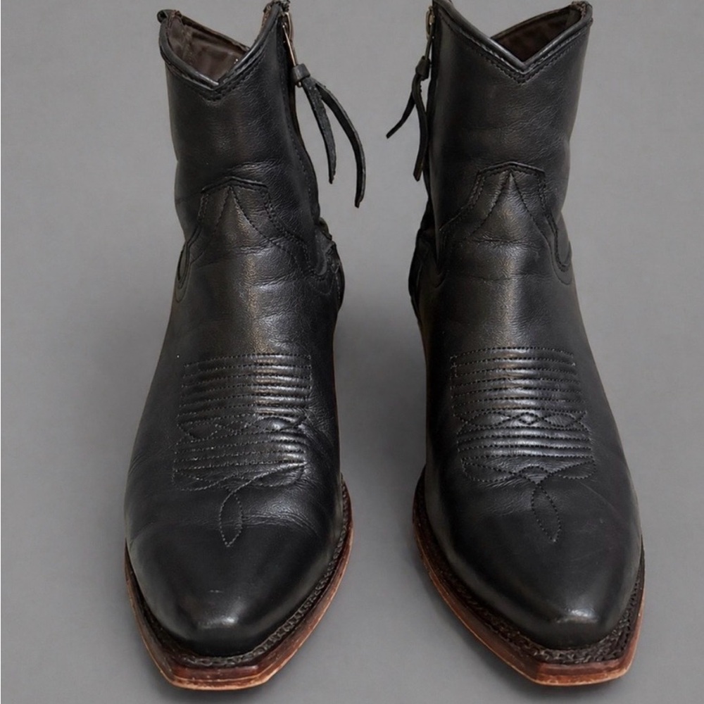 TECOVAS “The Daisy” ankle boots.6.5